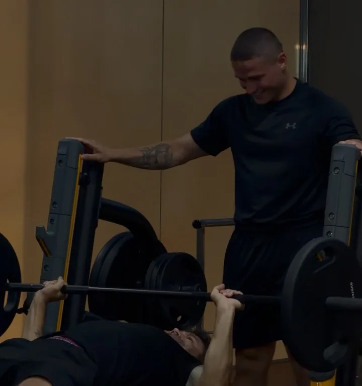 Coach de ICROM FITNESS acompañando un entrenamiento de press de banca