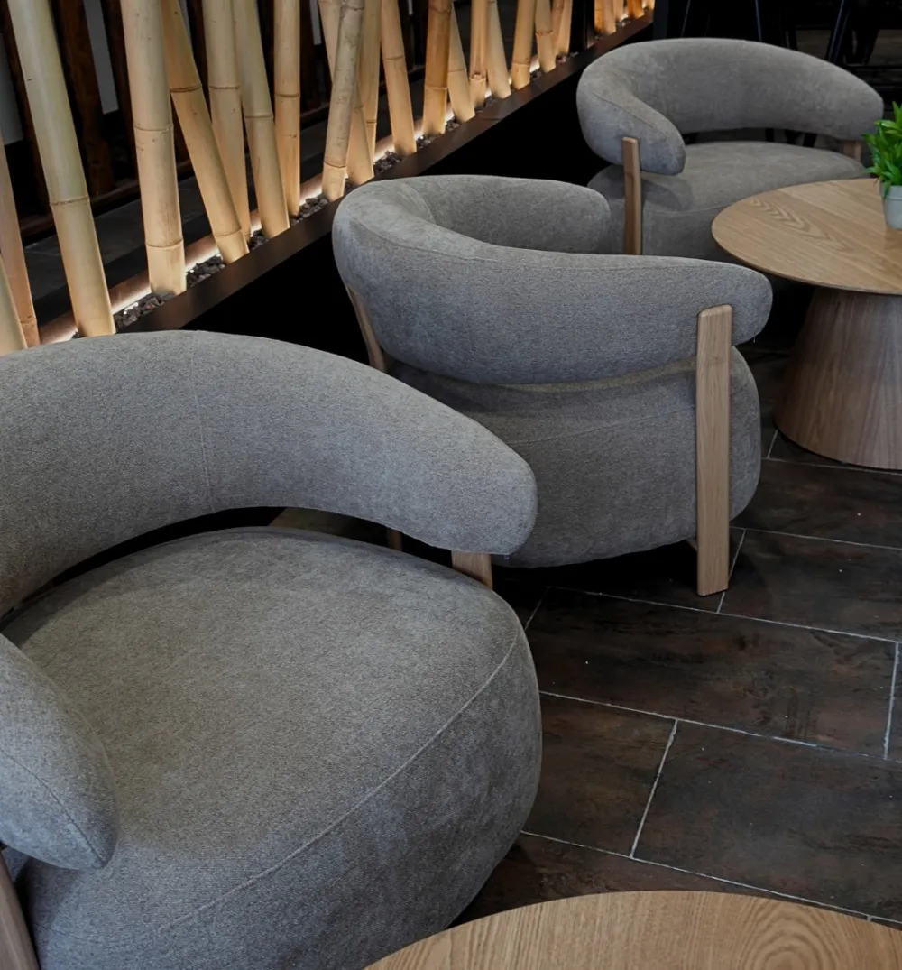 Zona lounge de ICROM FITNESS con sillones y mesas